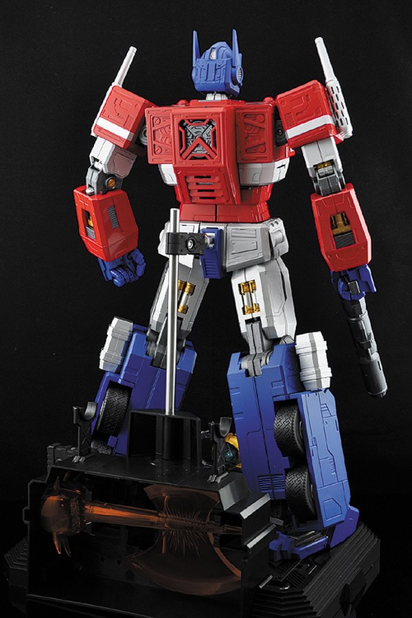 Official Images Action Toys Ultimetal Series Optimus Prime 800 Talking Action Figure  (2 of 14)